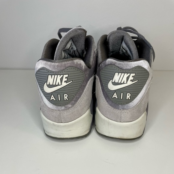 Nike air max 90 suede trimmed velvet sneakers in grey - Picture 4 of 4